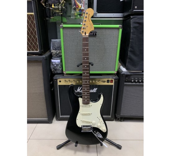 Fender Squier Standard Stratocaster электрогитара, цвет черный USED