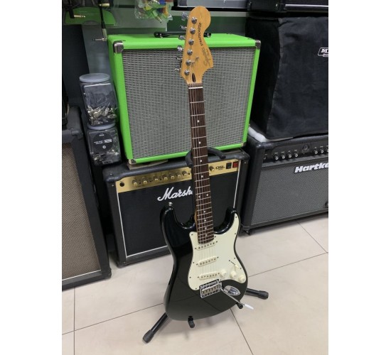 Fender Squier Standard Stratocaster электрогитара, цвет черный USED