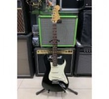 Fender Squier Standard Stratocaster электрогитара, цвет черный USED