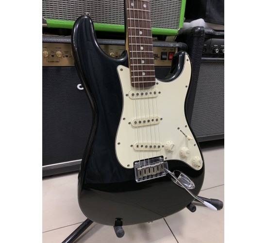 Fender Squier Standard Stratocaster электрогитара, цвет черный USED