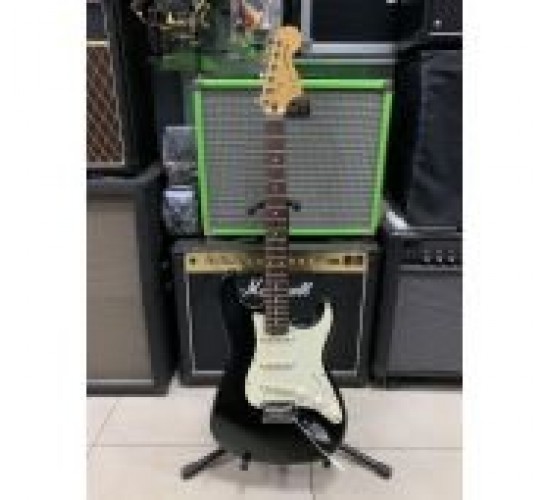 Fender Squier Standard Stratocaster электрогитара, цвет черный USED