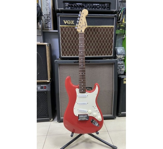Fender Squier Bullet Strat электрогитара, цвет красный USED