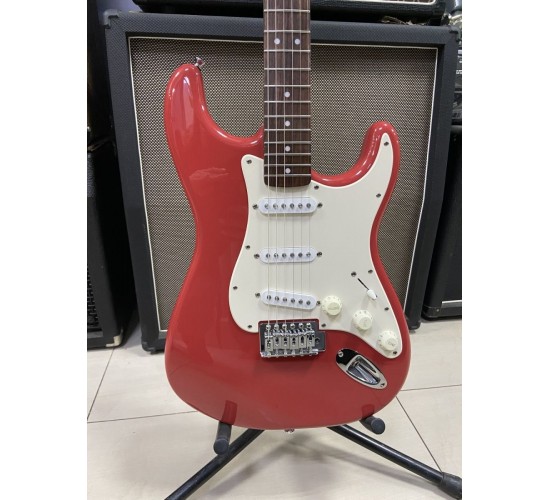 Fender Squier Bullet Strat электрогитара, цвет красный USED