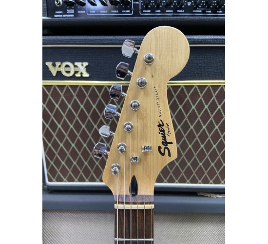 Fender Squier Bullet Strat электрогитара, цвет красный USED