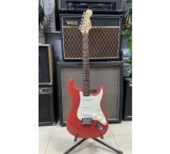 Fender Squier Bullet Strat электрогитара, цвет красный USED
