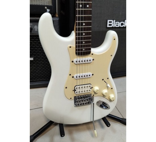 Fender Squier Bullet Strat HSS Arctic White электрогитара, цвет белый USED