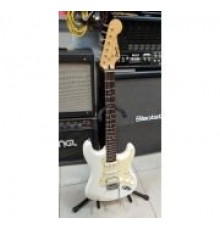 Fender Squier Bullet Strat HSS Arctic White электрогитара, цвет белый USED