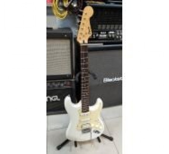 Fender Squier Bullet Strat HSS Arctic White электрогитара, цвет белый USED