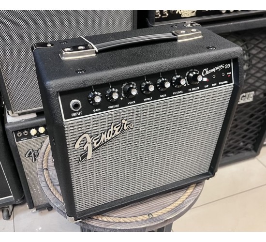 Fender Champion 20 гитарный комбоусилитель USED