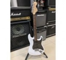 Fender Squier Affinity Stratocaster HSS электрогитара, цвет Olympic White USED