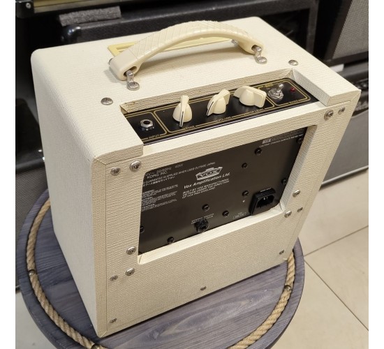 VOX AC4TV8 гитарный ламповый комбоусилитель 1x8