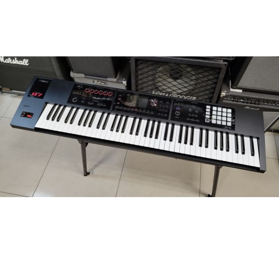 Roland FA-07 рабочая станция, 76 клавиш, с чехлом USED