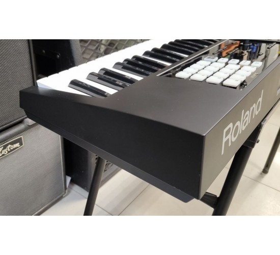 Roland FA-07 рабочая станция, 76 клавиш, с чехлом USED
