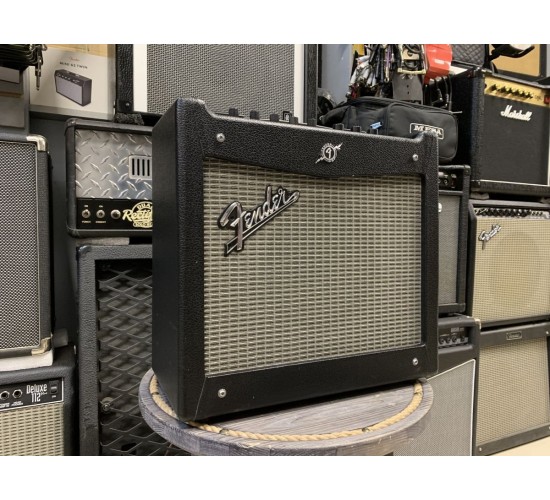 Fender Mustang I (V.2) гитарный комбоусилитель USED