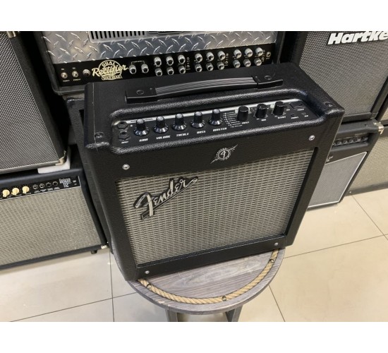 Fender Mustang I (V.2) гитарный комбоусилитель USED