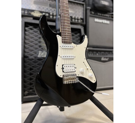 Yamaha PACIFICA 112 BL электрогитара, цвет черный USED