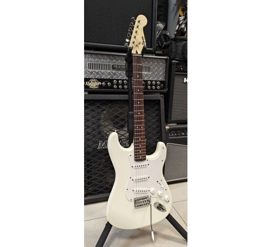 Fender Squier Bullet Stratocaster электрогитара, цвет белый USED