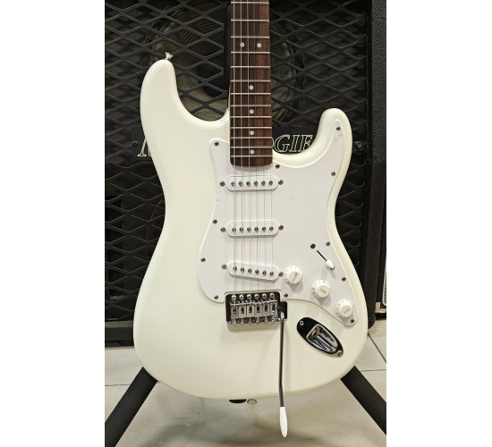 Fender Squier Bullet Stratocaster электрогитара, цвет белый USED