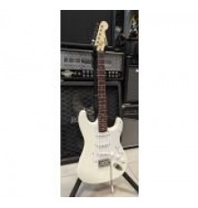 Fender Squier Bullet Stratocaster электрогитара, цвет белый USED