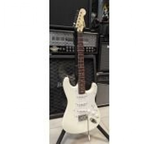 Fender Squier Bullet Stratocaster электрогитара, цвет белый USED