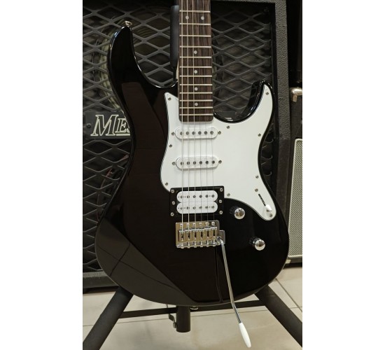 Yamaha Pacifica PAC112V BL электрогитара, цвет черный USED