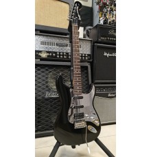 Fender Squier Stratocaster Standard HSS Black and Chrome электрогитара, цвет черный USED