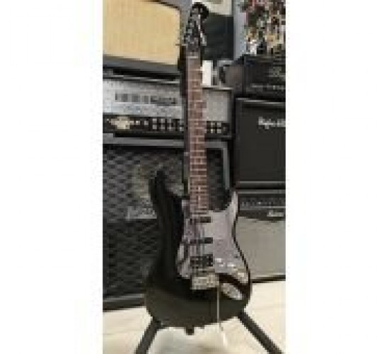 Fender Squier Stratocaster Standard HSS Black and Chrome электрогитара, цвет черный USED