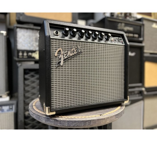 Fender Champion 20 гитарный комбоусилитель USED