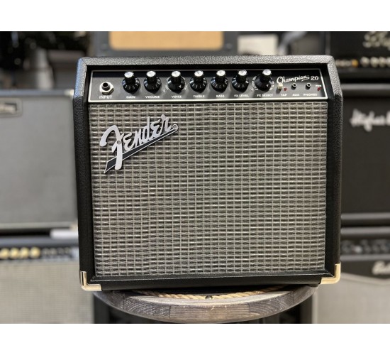 Fender Champion 20 гитарный комбоусилитель USED