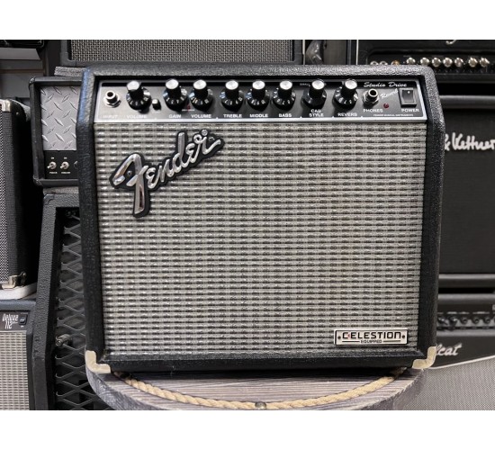 Fender Studio Drive Reverb SDR-15CE гитарный комбоусилитель USED