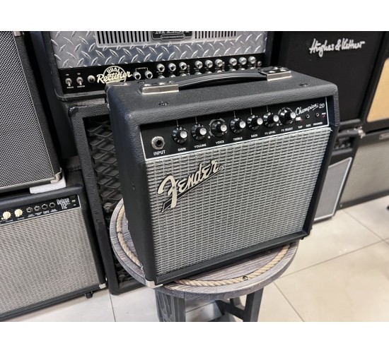 Fender Champion 20 гитарный комбоусилитель USED