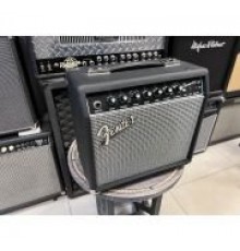 Fender Champion 20 гитарный комбоусилитель USED