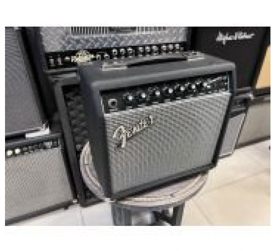 Fender Champion 20 гитарный комбоусилитель USED