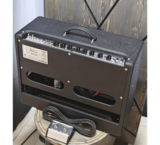 Fender Hot Rod Deluxe гитарный ламповый комбоусилитель, 40 Вт USED