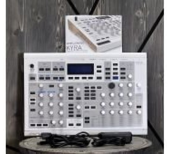 Waldorf Kyra настольный виртуально-аналоговый синтезатор USED