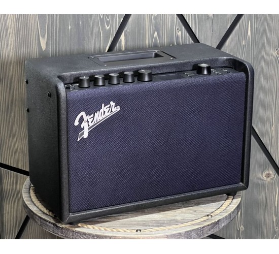 Fender Mustang GT 40 моделирующий гитарный комбоусилитель USED