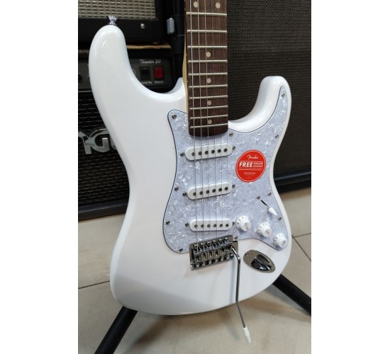 Fender Squier Stratocaster Affinity SSS электрогитара, цвет белый, выставочный образец