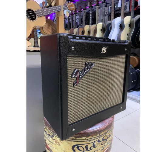 Fender Mustang I (V.2) гитарный комбоусилитель USED