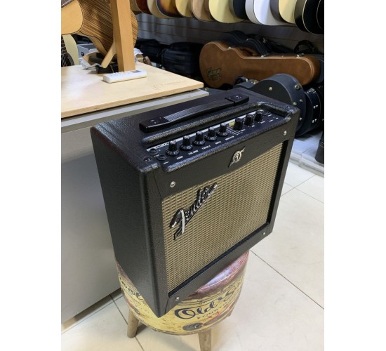 Fender Mustang I (V.2) гитарный комбоусилитель USED