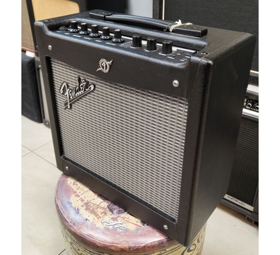 Fender Mustang I (V.2) гитарный комбоусилитель USED