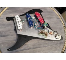 Готовый пикгард SSS Fender American Deluxe со звукоснимателями Noiseless N3 США USED