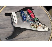 Готовый пикгард SSS Fender American Deluxe со звукоснимателями Noiseless N3 США USED