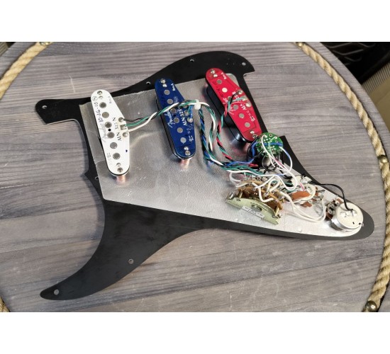 Готовый пикгард SSS Fender American Deluxe со звукоснимателями Noiseless N3 США USED