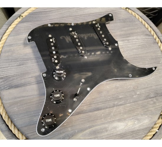 Готовый пикгард SSS Fender American Deluxe со звукоснимателями Noiseless N3 США USED