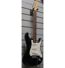 Fender Stratocaster электрогитара, цвет черный USED