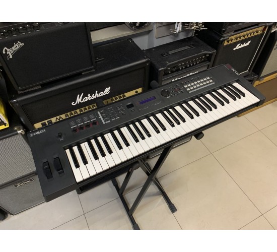 Yamaha MX61 BK синтезатор с автоаккомпаниментом, 61 клавиша, с чехлом USED