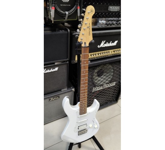 Yamaha Pacifica PAC012 WH электрогитара, цвет белый USED