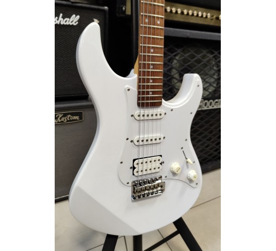 Yamaha Pacifica PAC012 WH электрогитара, цвет белый USED