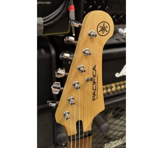Yamaha Pacifica PAC012 WH электрогитара, цвет белый USED