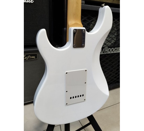 Yamaha Pacifica PAC012 WH электрогитара, цвет белый USED